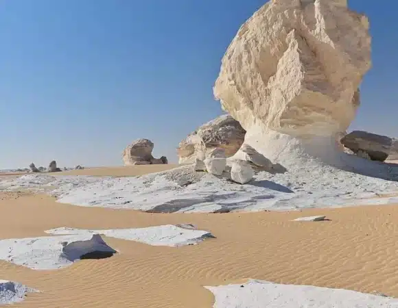 The Ultimate White Desert and Black Desert Day Trip