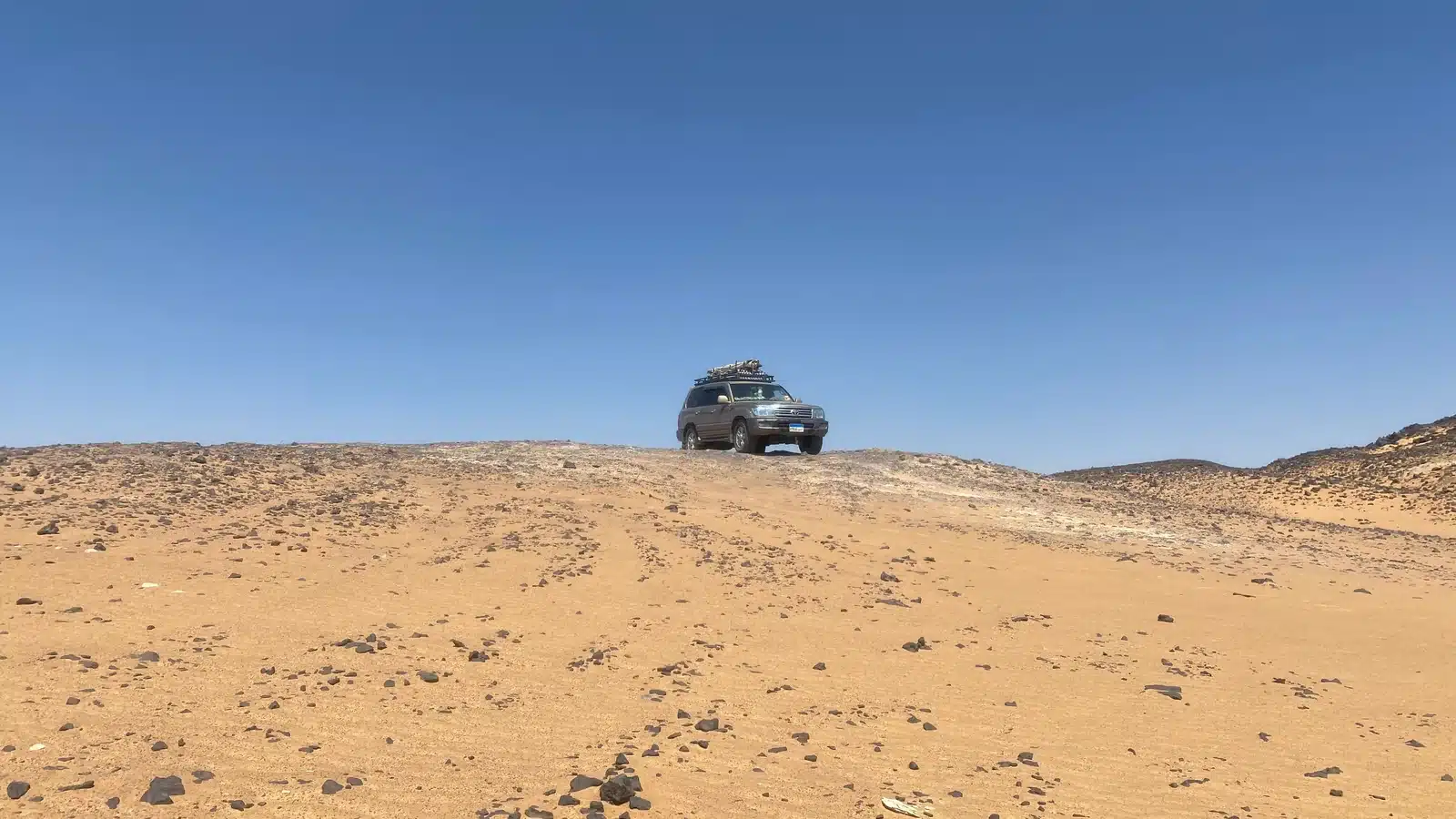 Private 4x4 vehicle on a White Desert route